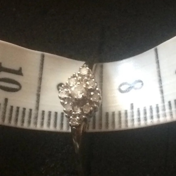 10k gold diamond ring. - Picture 8 of 16